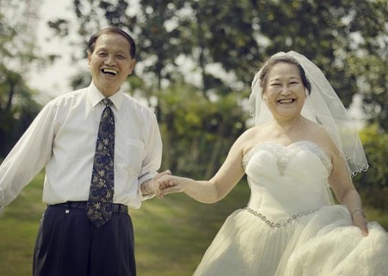 结婚老人打手机游戏犯法吗-结婚老人打手机游戏引发社会关注
