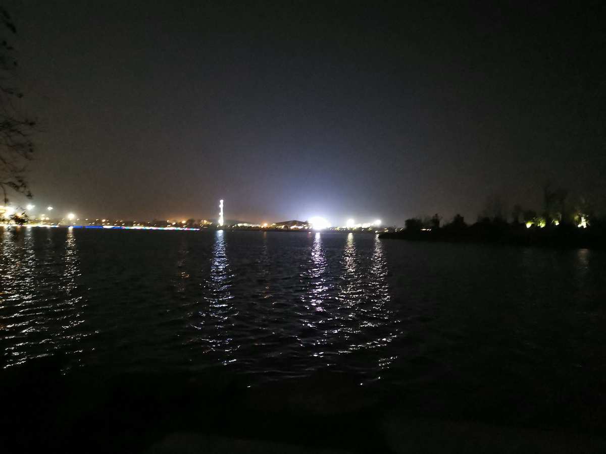 水上灯-浪漫夜晚，闪烁明星：动画之美
