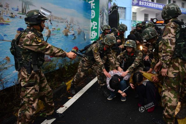 警察模拟器手机版小游戏-手机版警察模拟器：拆弹追捕，体验刑侦快感