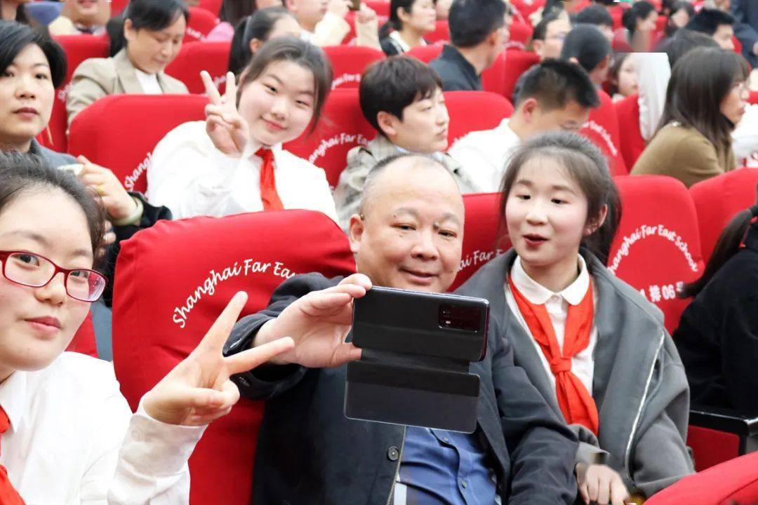 孩子手机游戏成瘾教育学校-父亲讲述青春期孩子手机游戏成瘾，沟通引导才是关键